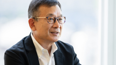 村井満